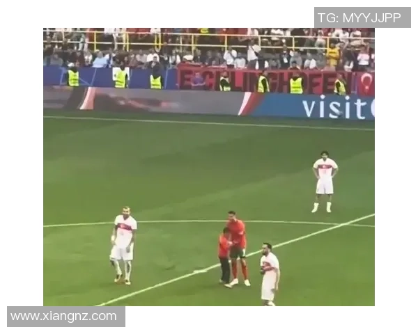 欧冠赛场惊现奇葩事件球迷冲入场内夺走C罗球衣引发热议